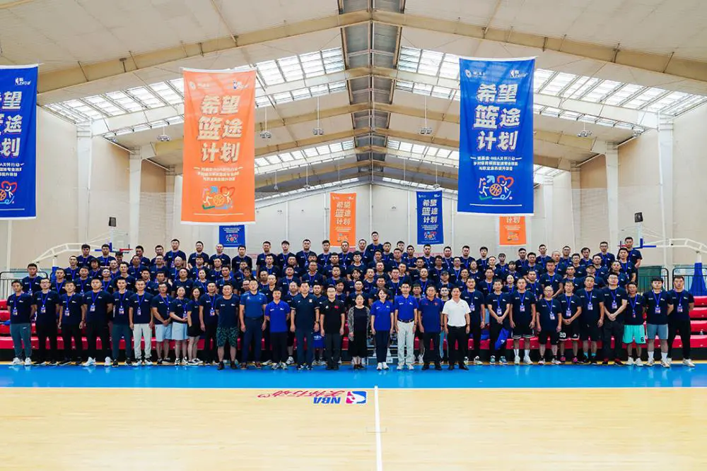 业余篮球爱好者在哪里可以找到表演赛资源_0